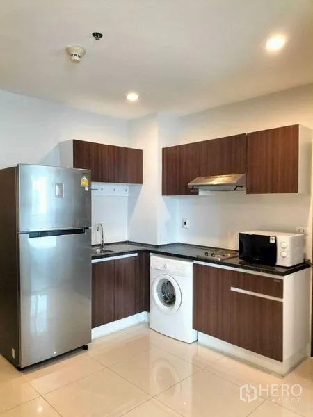 คอนโด ให้เช่าในWatthana, Bangkok - ครัวรูปตัวแอล ตู้ลายไม้ พร้อมตู้เย็น เครื่องซักผ้า และไมโครเวฟ