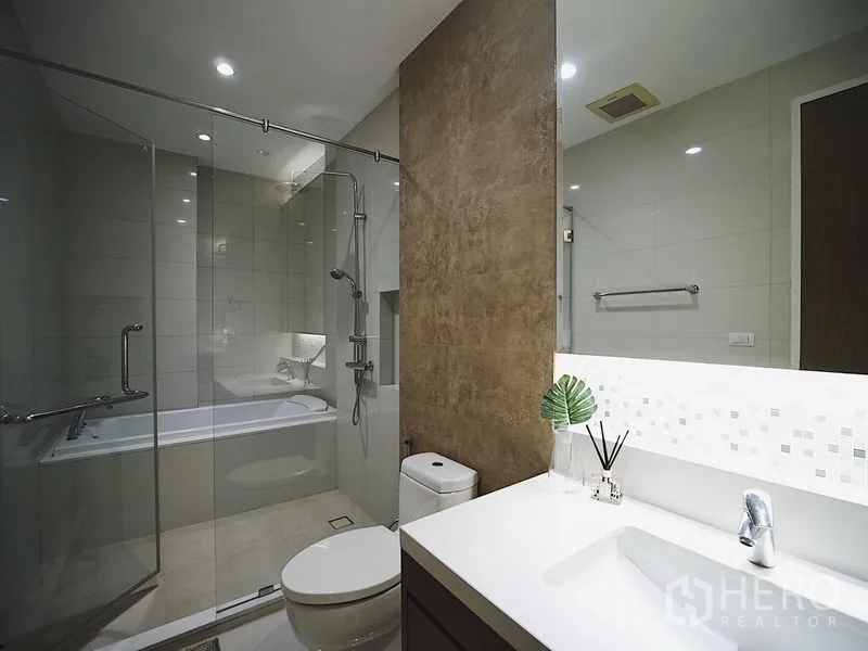 คอนโด ให้เช่าในKhlong Toei, Bangkok - ห้องน้ำโมเดิร์น มีตู้กระจกกั้นอาบน้ำและอ่างอาบน้ำ เคาน์เตอร์อ่างล้างหน้า