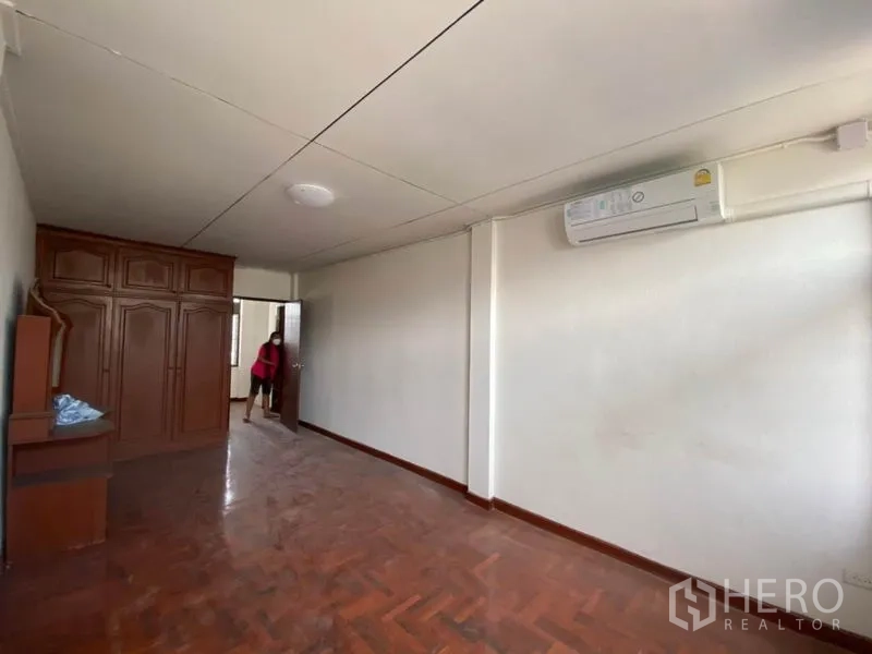 联排别墅 出租在Watthana, Bangkok - 卧室内置木衣柜，拼花木地板，壁挂式空调。