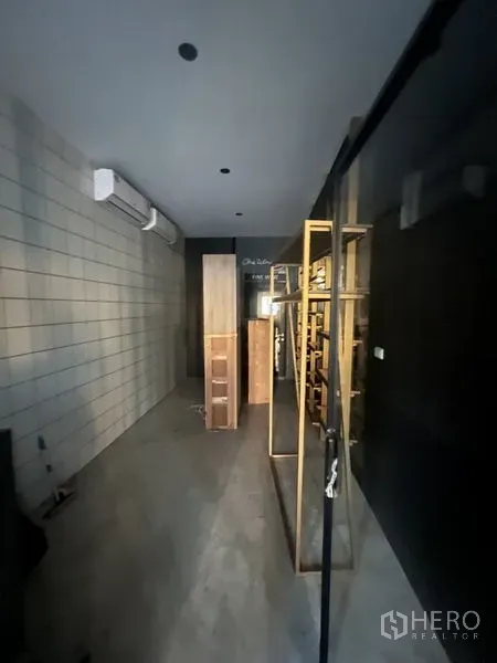 零售空间 出租在Watthana, Bangkok - 狭长通道配金属置物架与壁挂空调。