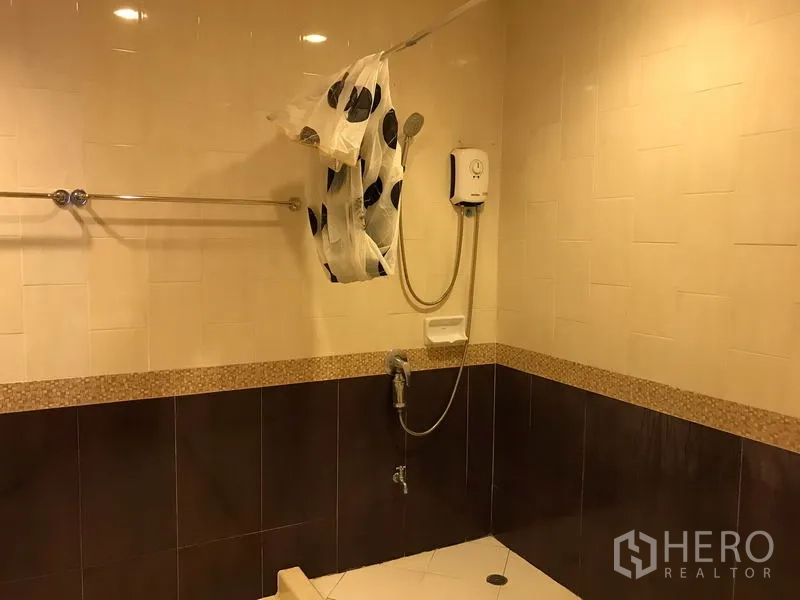 Townhouse for rent in Wang Thonglang, Bangkok - Bathroom with walk-in shower, electric water heater and two-tone tiling.
