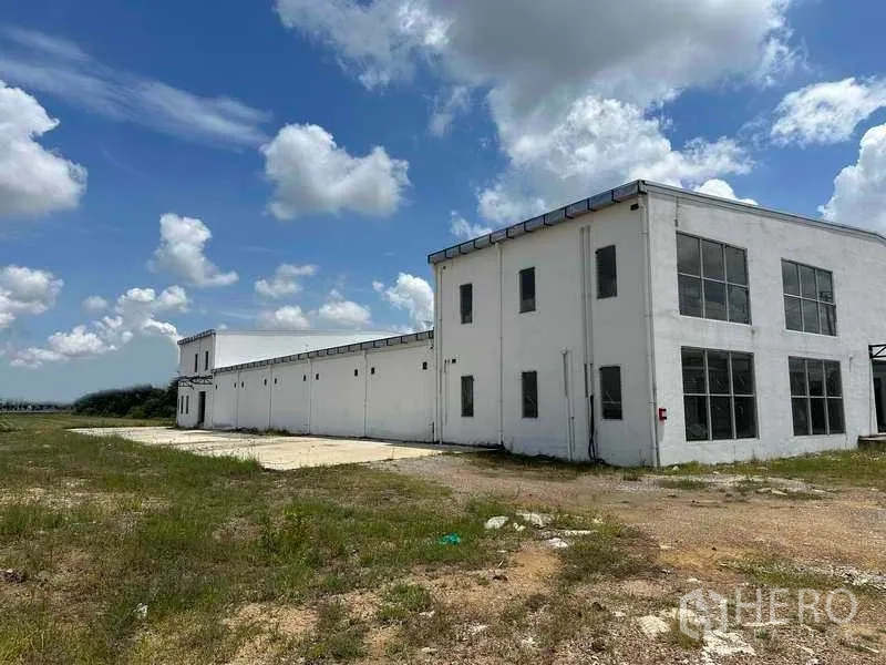 คลังสินค้า ให้เช่าในSai Noi, Nonthaburi - มุมมองด้านข้างของโกดังช่วงยาวและออฟฟิศสองชั้น พร้อมลานกว้างสำหรับรถบรรทุก