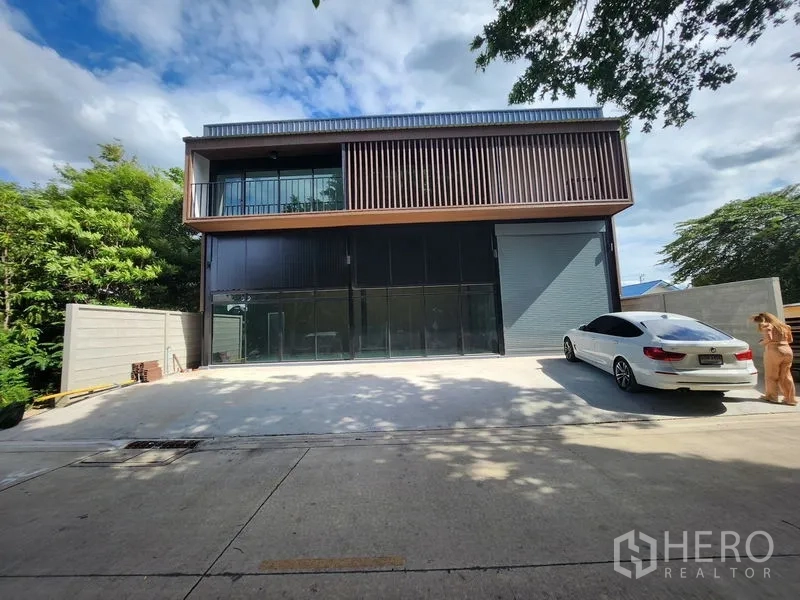 คลังสินค้า ให้เช่าในLam Luk Ka, Pathum Thani - หน้าตาโกดังสองชั้นสมัยใหม่ มีประตูม้วนและลานจอดรถกว้าง