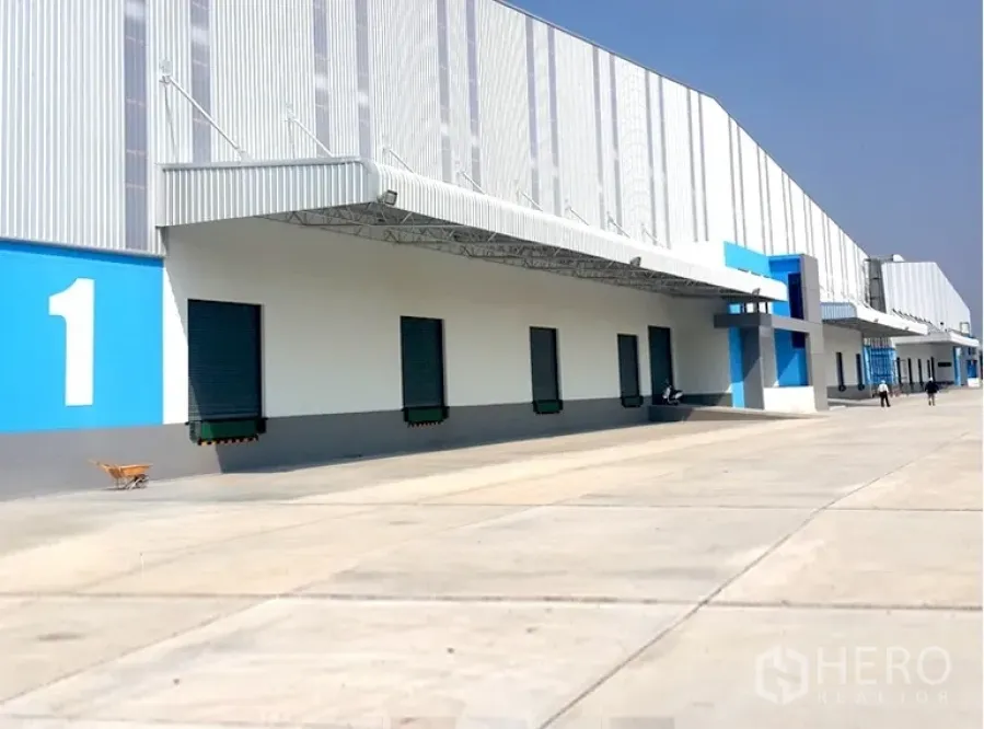 Warehouse for rent in Chachoengsao - Row of covered loading docks with roller shutters at a large distribution warehouse.