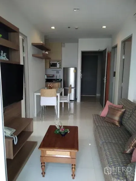 คอนโด ให้เช่าในWatthana, Bangkok - พื้นที่นั่งเล่นเชื่อมมุมทานข้าวและครัวขนาดกะทัดรัด พื้นกระเบื้องเงา