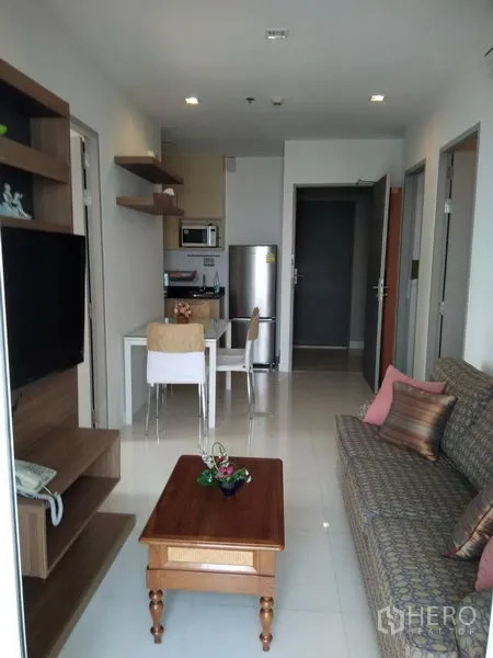 คอนโด ให้เช่าในWatthana, Bangkok - พื้นที่นั่งเล่นเชื่อมมุมทานข้าวและครัวขนาดกะทัดรัด พื้นกระเบื้องเงา