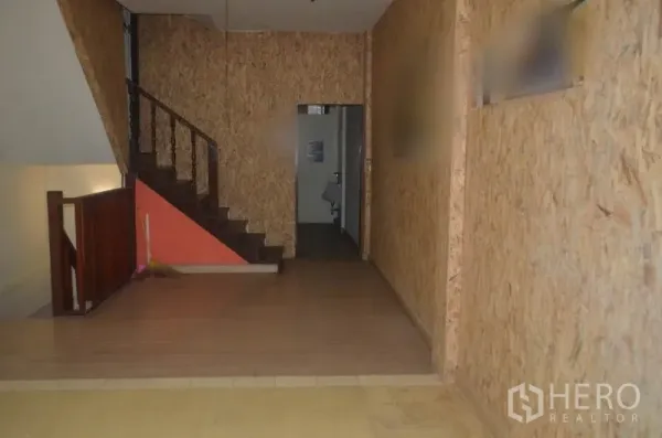 店屋 出租在Khlong Toei, Bangkok - 楼梯平台区，木楼梯、OSB墙面，通往卫生间的门。