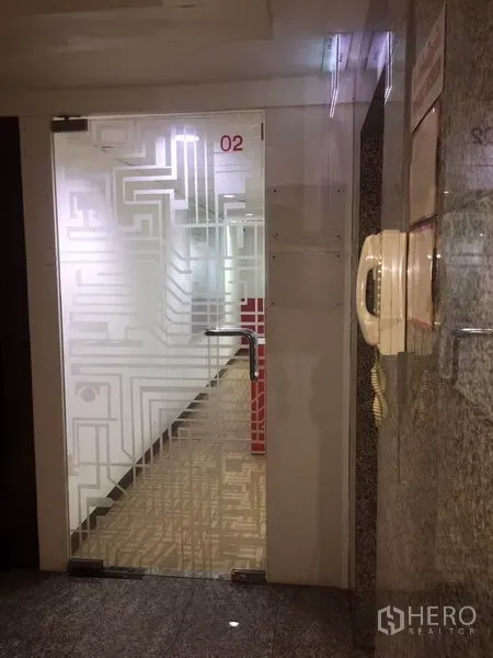 สำนักงาน ให้เช่าในWatthana, Bangkok - โถงอาคารพร้อมประตูกระจกลายฟรอสต์และอินเตอร์คอม