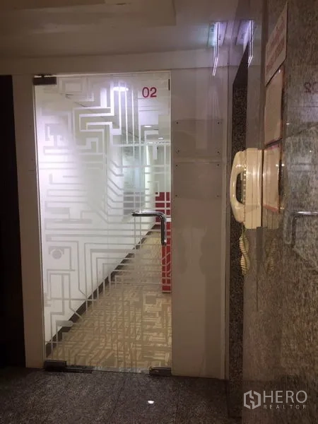 สำนักงาน ให้เช่าในWatthana, Bangkok - โถงอาคารพร้อมประตูกระจกลายฟรอสต์และอินเตอร์คอม