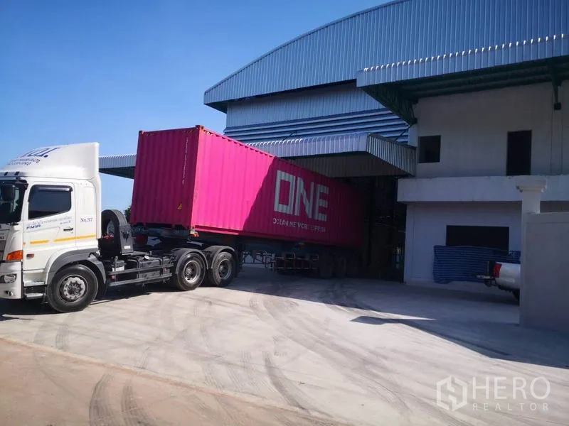 工厂 出租或出售在Mueang Samut Sakhon, Samut Sakhon - 集装箱卡车在带雨棚的装卸月台作业。