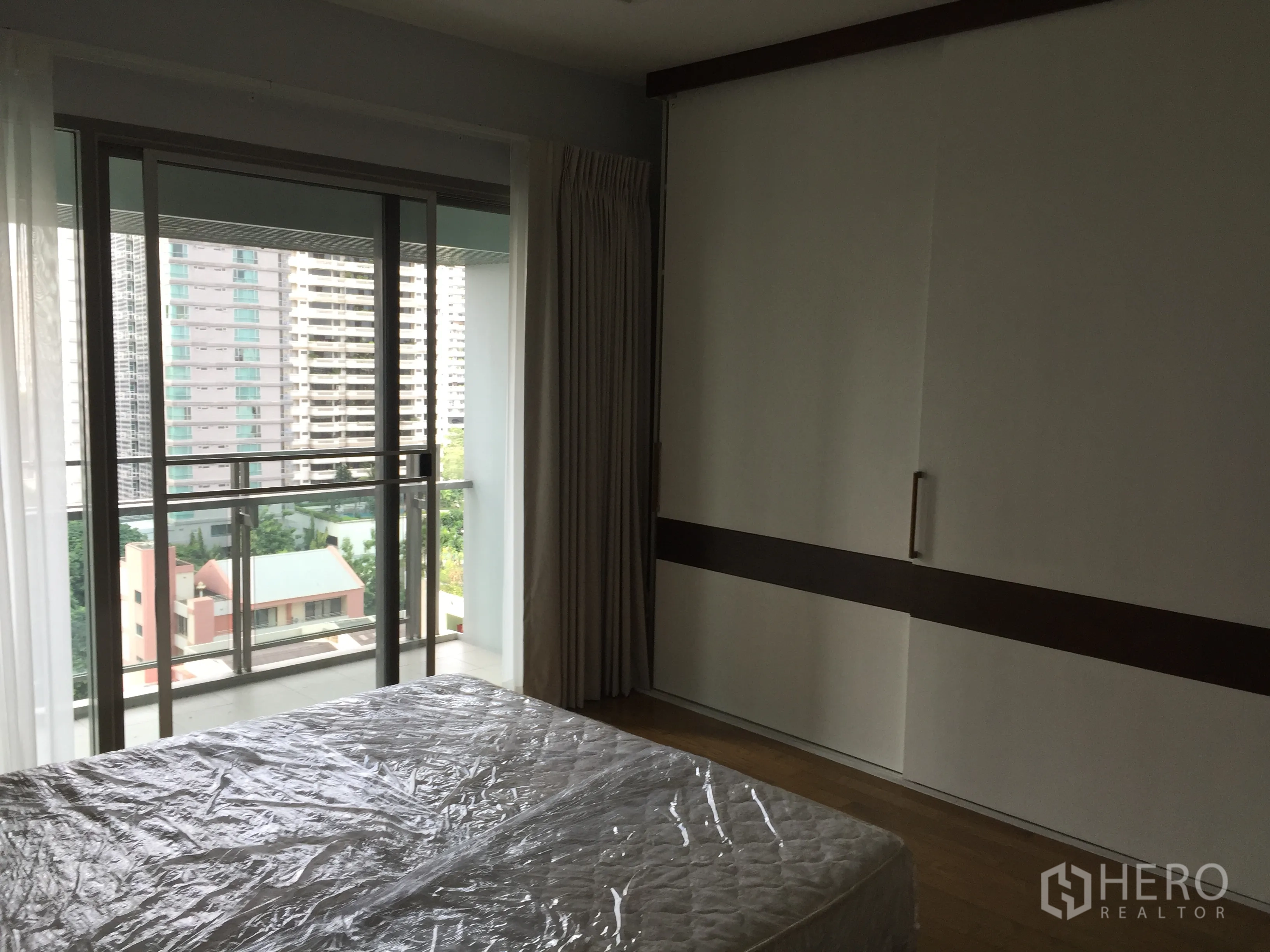 คอนโด ให้เช่าในWatthana, Bangkok - ห้องนอนที่สองพร้อมประตูกระจกบานเลื่อนออกระเบียงและตู้เสื้อผ้าบานสูง