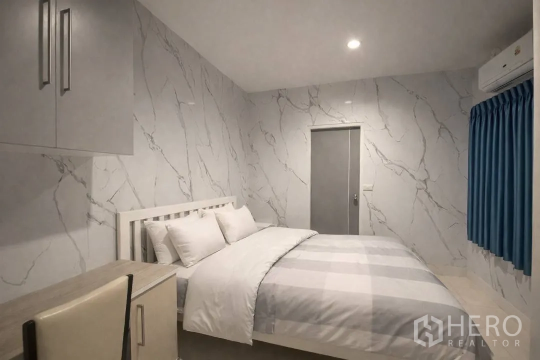 บ้านเดี่ยว for rent in Suan Luang, Bangkok - ห้องนอนขนาดเล็ก ผนังลายหินอ่อนและตู้แขวนบิวท์อิน