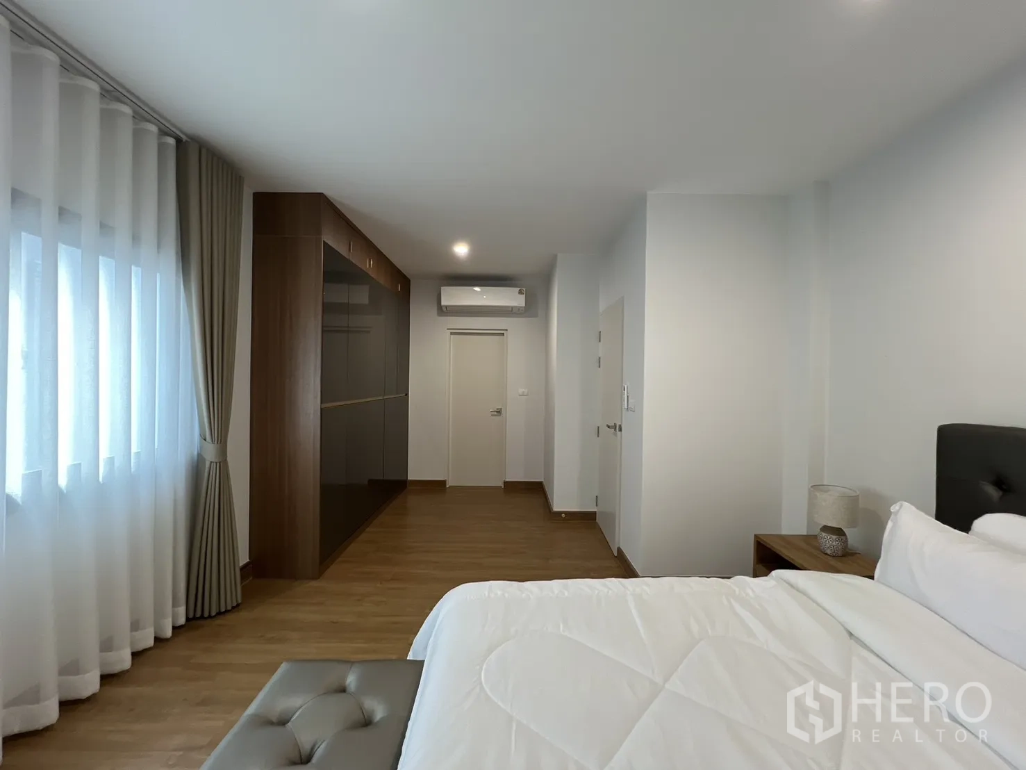 Detached House for rent in Prawet, Bangkok - Bedroom view toward wardrobe wall and air-con unit.