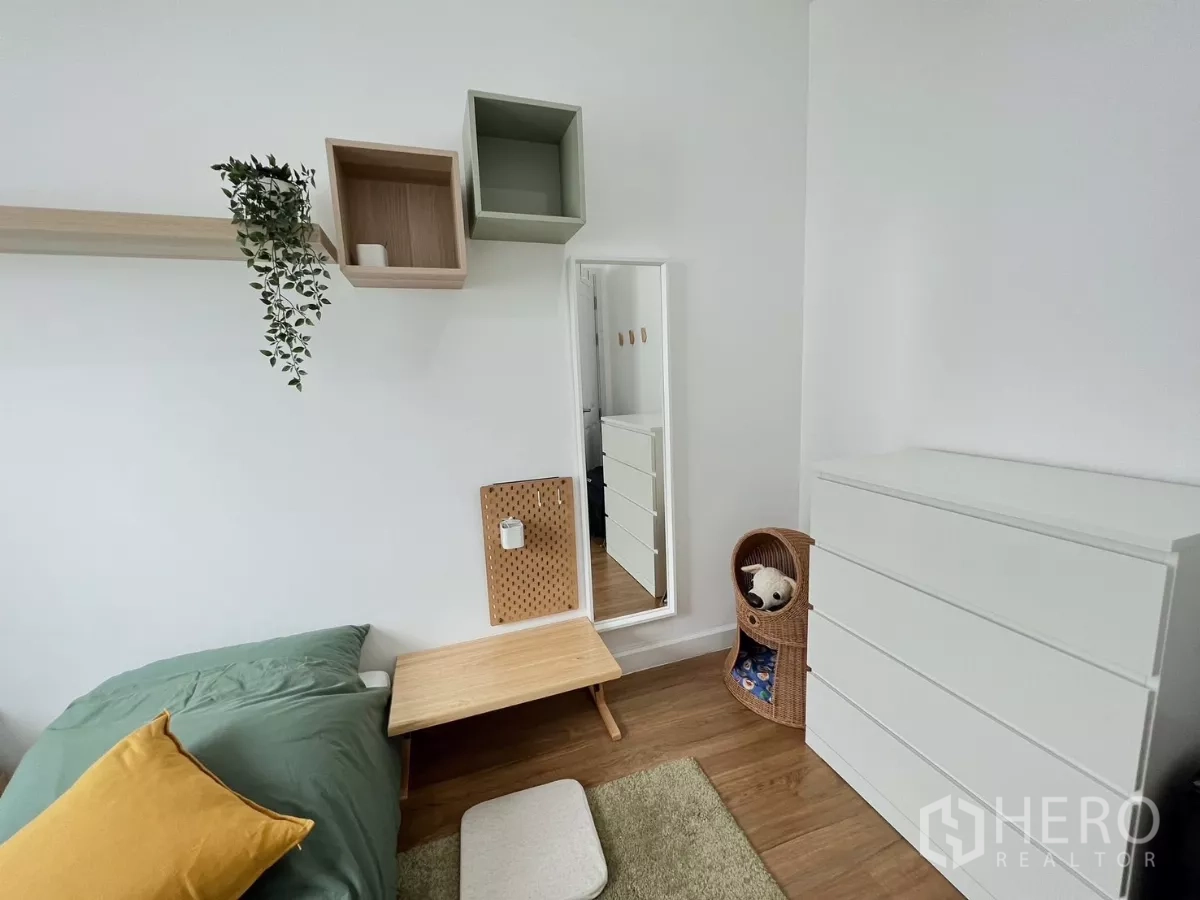 独立式住宅 出租或出售在Khlong Luang, Pathum Thani - 简约客卧一角，白色斗柜与墙上层架