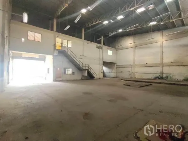 Factory for rent in Mueang Ratchaburi, Ratchaburi - Spacious industrial floor with mezzanine offices, steel roof structure and bright natural light.