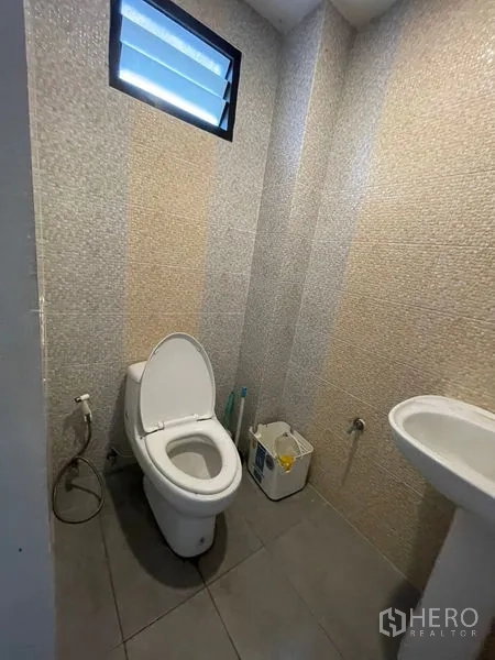 带办公室的家 出租在Chatuchak, Bangkok - 次卫，立柱盆与独立淋浴房