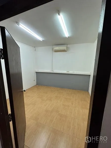 ทาวน์เฮาส์ ให้เช่าในBang Kapi, Bangkok - ห้องอเนกประสงค์พื้นลายไม้ ไฟฟลูออเรสเซนต์ และแอร์ผนัง