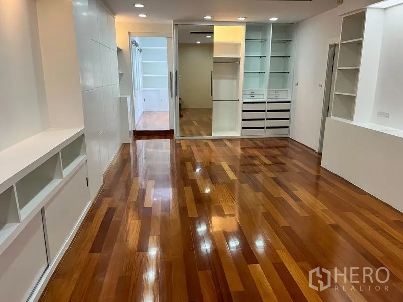 คอนโด ให้เช่าในKhlong Toei, Bangkok - ห้องกว้างมีตู้เก็บของบิวท์อิน ตู้โชว์ และพื้นไม้เงา