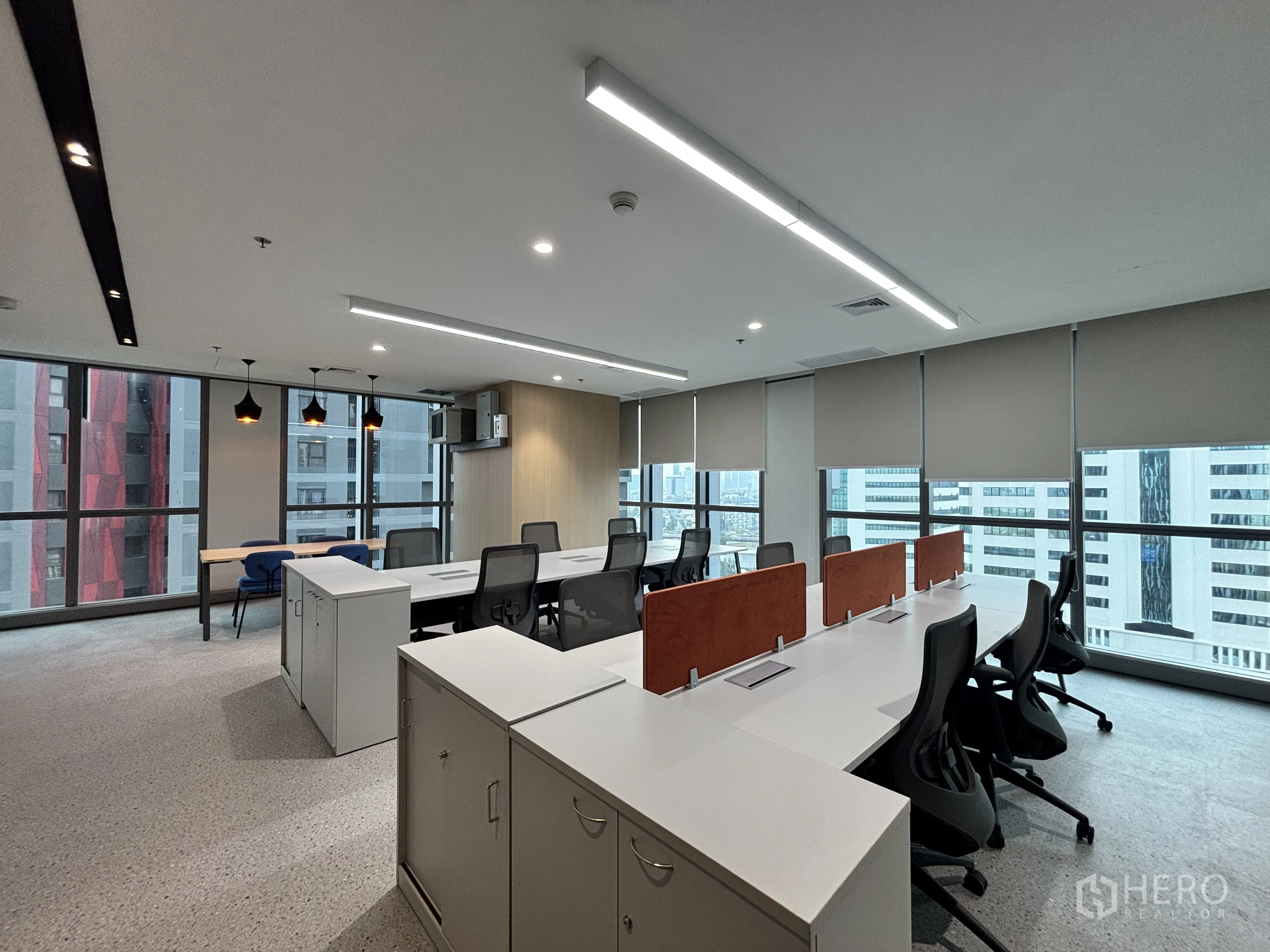 สำนักงาน ให้เช่าในHuai Khwang, Bangkok - พื้นที่ทำงานสว่าง ม่านม้วน โต๊ะแถวคู่ และวิวเมืองกว้าง