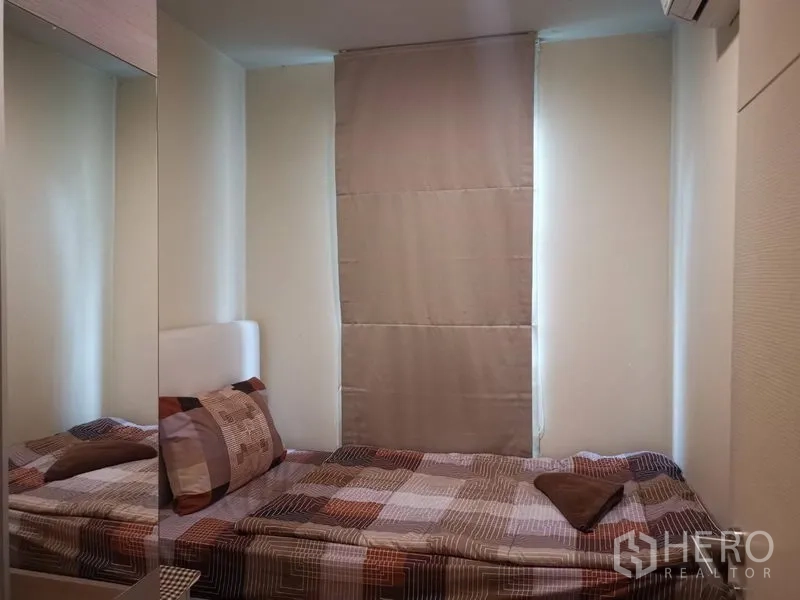 คอนโด ให้เช่าหรือขายในWatthana, Bangkok - ห้องนอนเล็กเตียงเดี่ยว ตู้เสื้อผ้าบานกระจก และมู่ลี่ทึบแสง