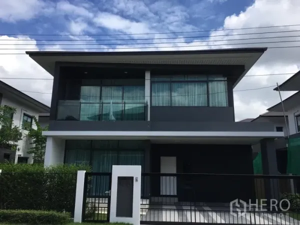 独立式住宅 出租或出售在Bang Kapi, Bangkok - Bang Kapi 区现代两层独栋别墅，落地窗、玻璃阳台与前院围栏。