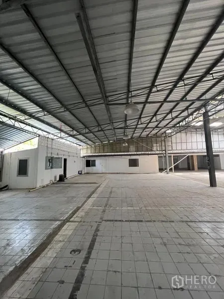 Warehouse for rent in Khlong Toei, Bangkok - Spacious warehouse interior with high steel truss roof, tiled floor and built-in office rooms.