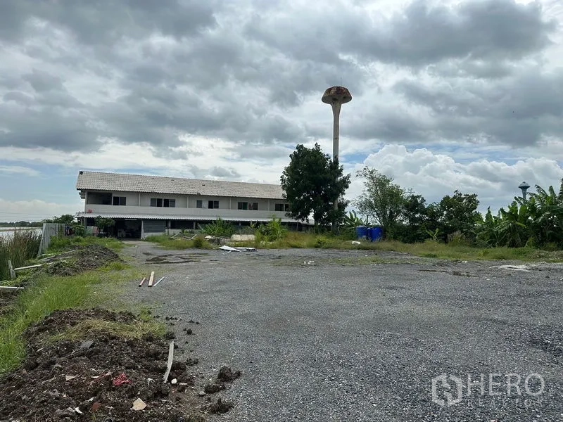 โรงงาน ให้เช่าในLam Luk Ka, Pathum Thani - ลานโรยกรวดและอาคารประกอบ มองเห็นหอถังน้ำ