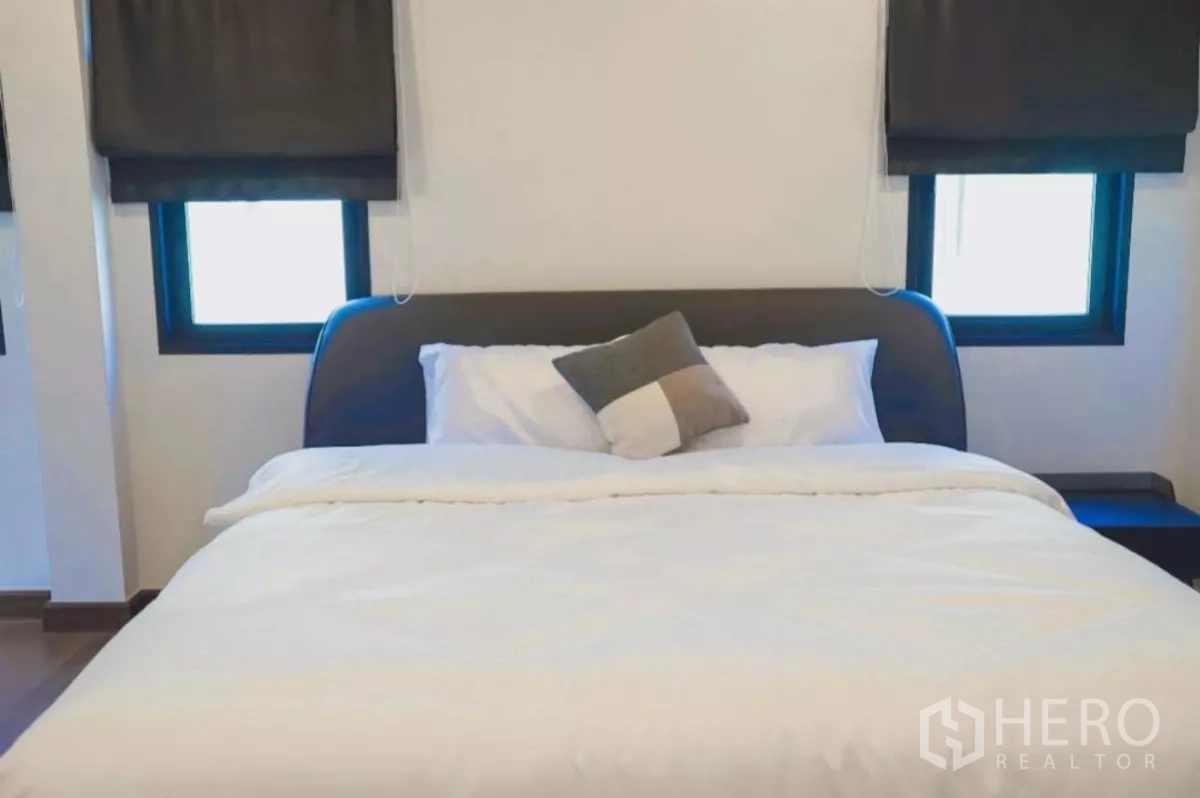 独立式住宅 出租在Bang Phli, Samut Prakan - 次卧配大床与两扇带遮光帘的小窗。