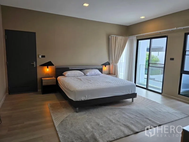 ทาวน์เฮาส์ ให้เช่า - ห้องนอนใหญ่เชื่อมระเบียง ประตูกระจกบานเลื่อน ไฟบรรยากาศ