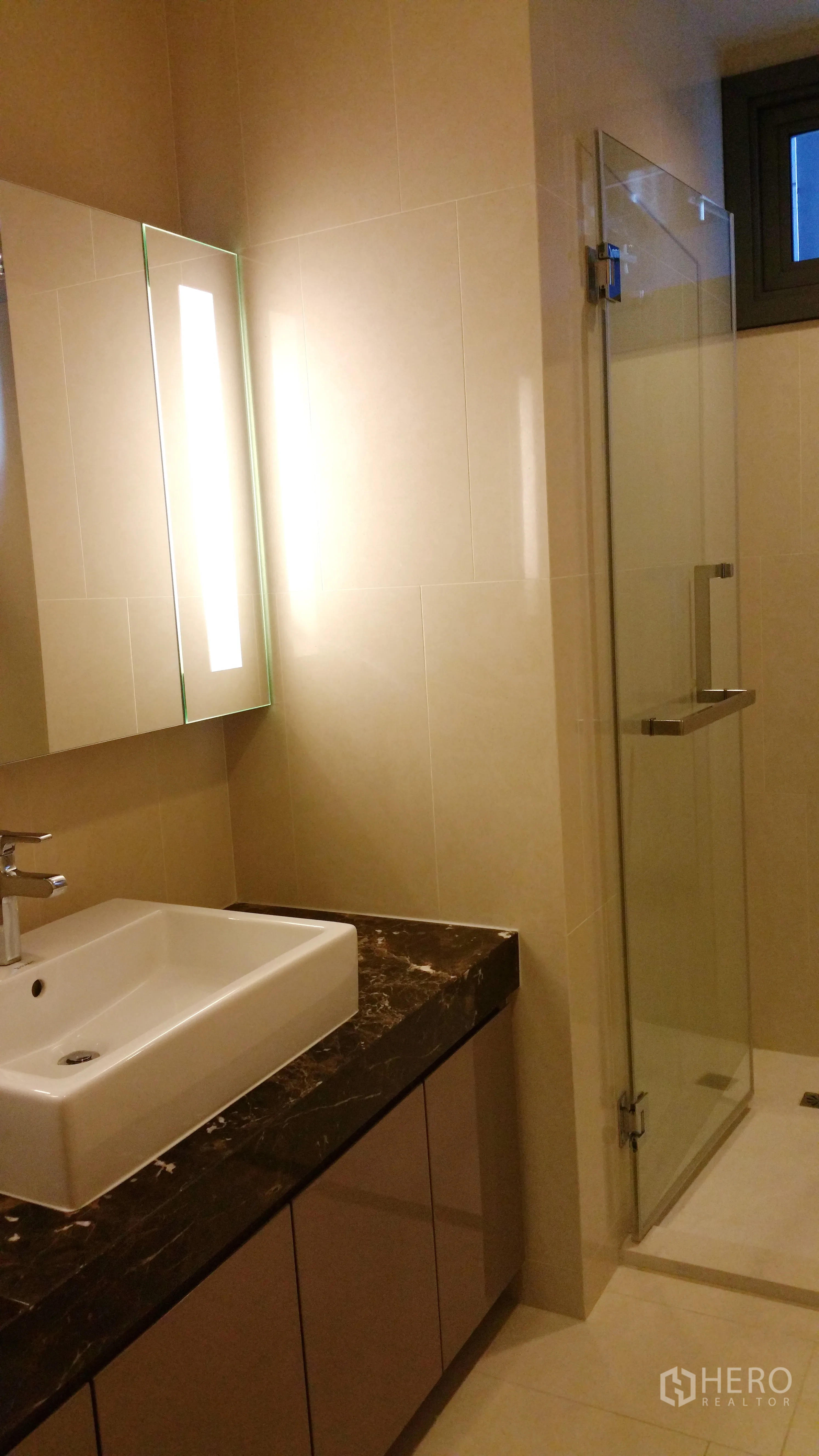 คอนโด ให้เช่าหรือขายในWatthana, Bangkok - ห้องน้ำสมัยใหม่ อ่างล้างหน้าทรงสี่เหลี่ยม เคาน์เตอร์หินอ่อน และตู้ฝักบัวกระจก