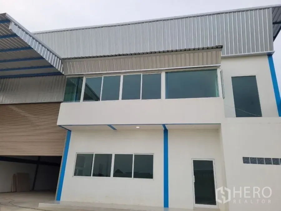 โรงงาน ให้เช่าหรือขายในKhlong Luang, Pathum Thani - ภายนอกโรงงานสมัยใหม่พร้อมออฟฟิศกระจกและหลังคาเมทัลชีทในคลองหลวง
