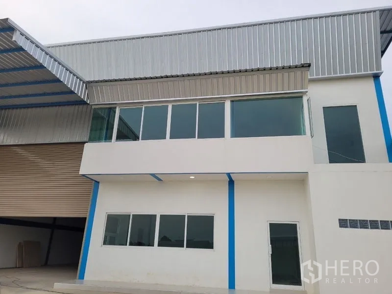 โรงงาน ให้เช่าหรือขายในKhlong Luang, Pathum Thani - ภายนอกโรงงานสมัยใหม่พร้อมออฟฟิศกระจกและหลังคาเมทัลชีทในคลองหลวง