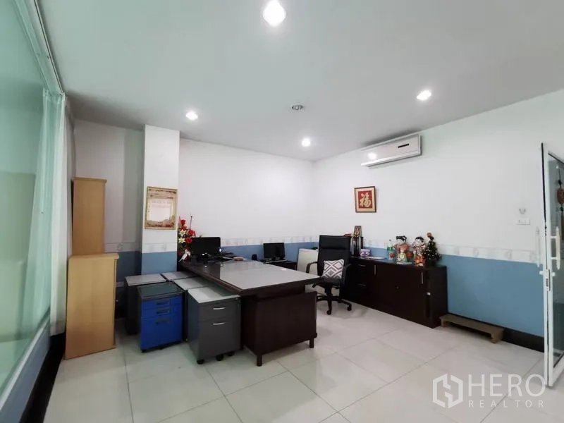 สำนักงาน ให้เช่าในKhlong San, Bangkok - ห้องทำงานส่วนตัว พร้อมโต๊ะ ตู้เก็บของ และเครื่องปรับอากาศแบบสปลิต