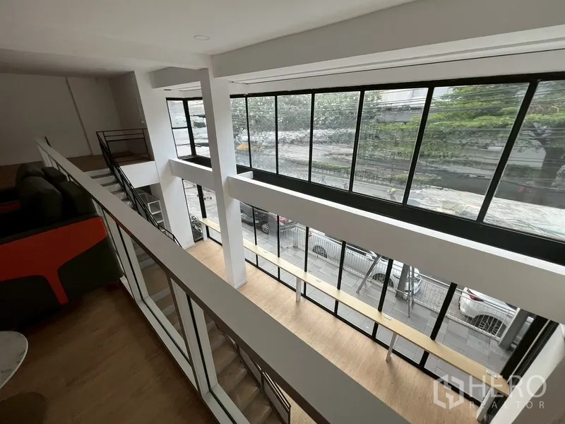 零售空间 出租在Watthana, Bangkok - 从夹层俯瞰整面落地窗与街景