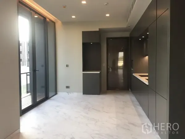 คอนโด ให้เช่าในWatthana, Bangkok - โซนนั่งเล่นและรับประทานอาหาร พร้อมประตูกระจกสูงจรดเพดานและระเบียง ครัวบิลท์อินมินิมอล