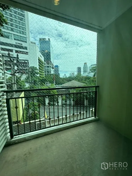 คอนโด ให้เช่าในKhlong Toei, Bangkok - ระเบียงแบบปกคลุม ติดตาข่ายนิรภัย มองเห็นวิวเมืองและต้นไม้
