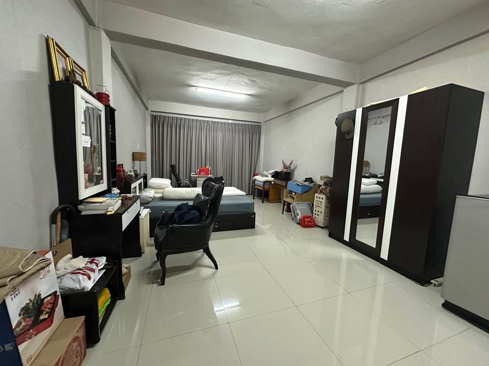 อาคารพาณิชย์ ให้เช่าในPhra Khanong, Bangkok - ห้องนอนหรือห้องอเนกประสงค์ปูกระเบื้องกว้าง มีตู้เสื้อผ้า โต๊ะ และผ้าม่านยาว