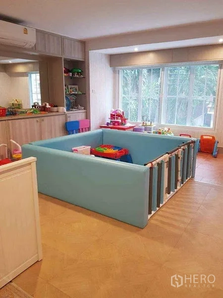 Townhouse for sale in Yan Nawa, Bangkok - Spacious family playroom with soft playpen, toys, built-in storage and wide windows.