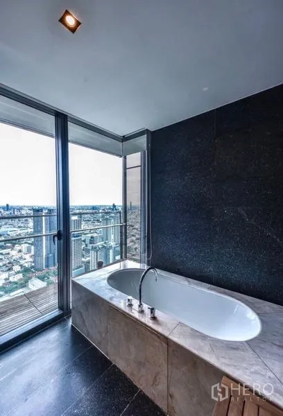 คอนโด ให้เช่าในSathon, Bangkok - อ่างอาบน้ำข้างหน้าต่างเต็มบาน มองเห็นวิวเมืองกว้าง