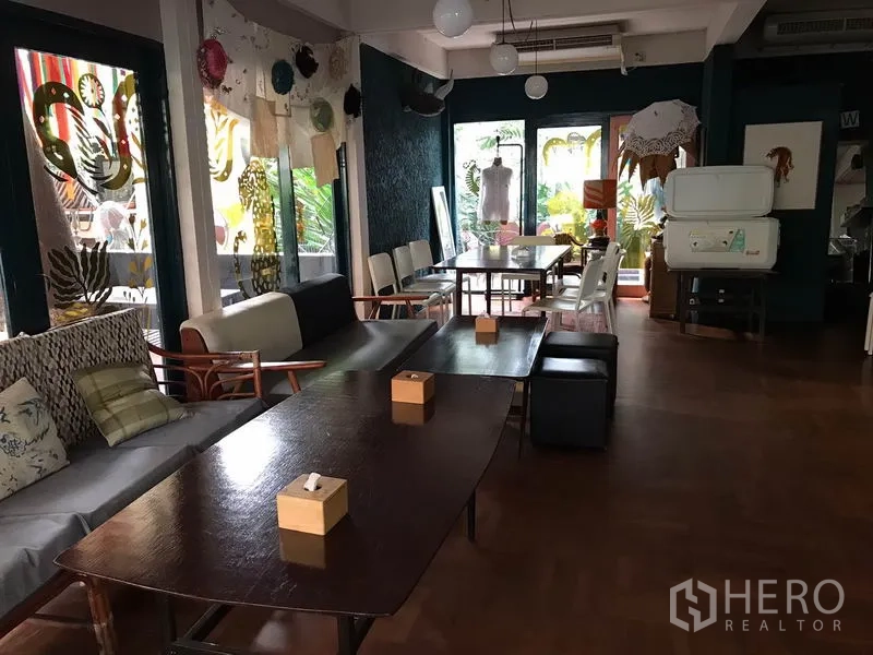 พื้นที่ขายปลีก ให้เช่าในWatthana, Bangkok - พื้นที่นั่งรับประทานอาหารในอาคาร โต๊ะไม้ โซฟา และโคมไฟแขวน