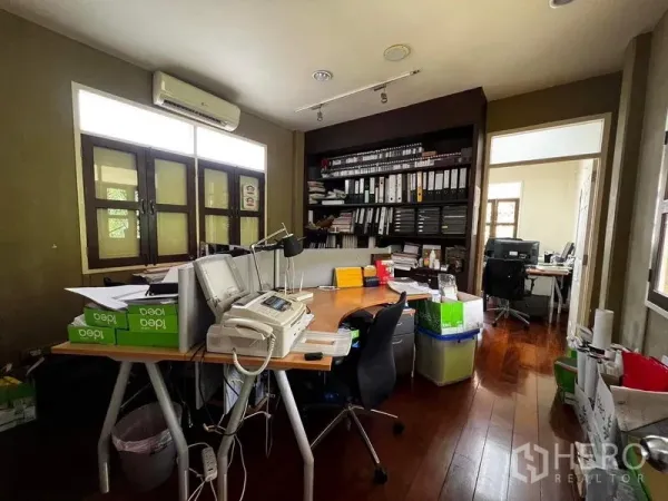 ทาวน์เฮาส์ ให้เช่า - ห้องทำงานสว่าง พร้อมชั้นวางบิวท์อิน โต๊ะทำงาน และเครื่องปรับอากาศ