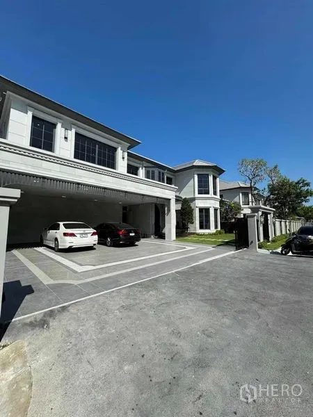 独立式住宅 出租在Bang Kapi, Bangkok - 宽阔车道与带顶多车位车库，经典现代风立面