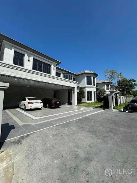 独立式住宅 出租在Bang Kapi, Bangkok - 宽阔车道与带顶多车位车库，经典现代风立面