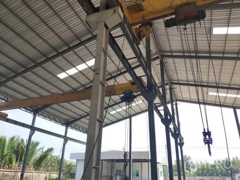 工厂 出租在Samut Sakhon - 厂房内吊机与行车系统特写，位于金属屋顶下