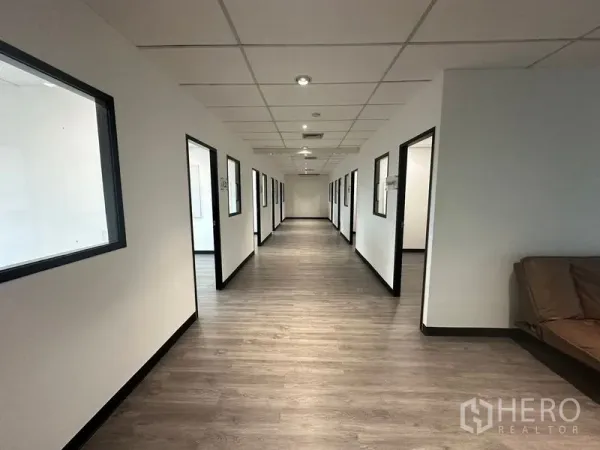 办公空间 出租在Khlong Toei, Bangkok - 长走廊，两侧为独立办公室，木纹地板