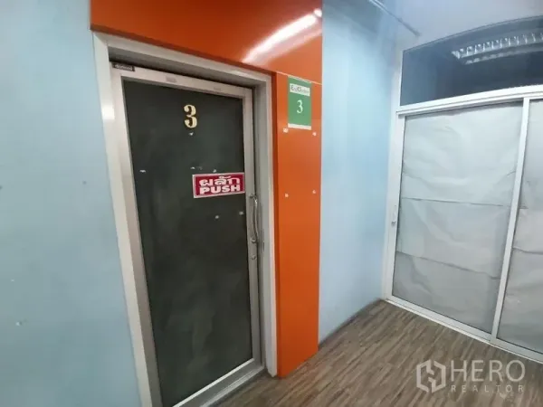 สำนักงาน ให้เช่าในRatchathewi, Bangkok - ประตูห้องสำนักงานหมายเลข 3 พร้อมที่ผลัก อยู่ในกรอบสีส้มตามแนวคอร์ริดอร์.