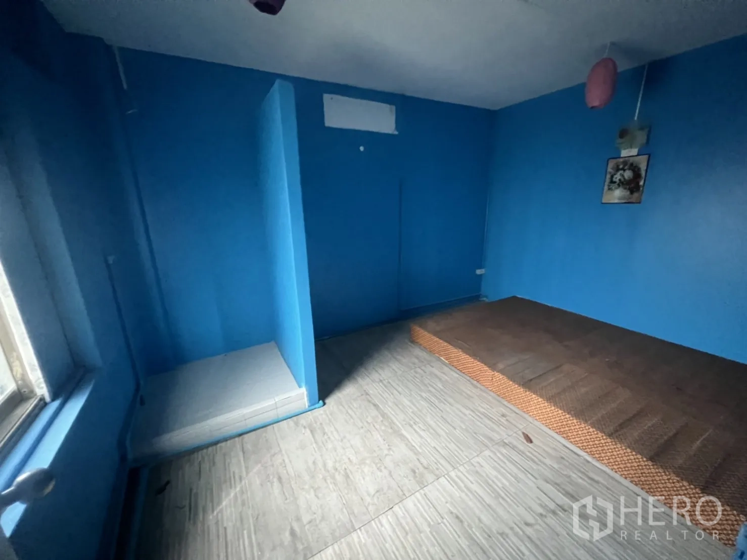 อาคารพาณิชย์ ให้เช่าในWatthana, Bangkok - ห้องสีน้ำเงินมีมุมกั้น หน้าต่าง และแท่นยกพื้น