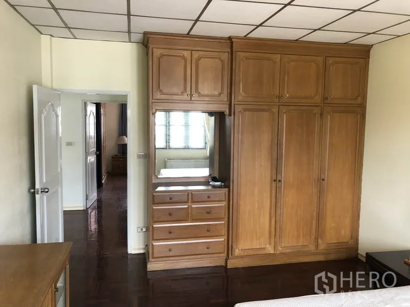 独立式住宅 出租 - 卧室配大量内置衣柜与梳妆台。