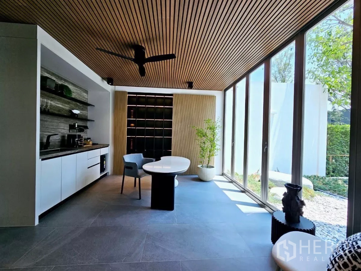 บ้าน ให้เช่าในSaphan Sung, Bangkok - เลานจ์ติดสวนพร้อมตู้แพนทรีและประตูกระจกเต็มความกว้าง