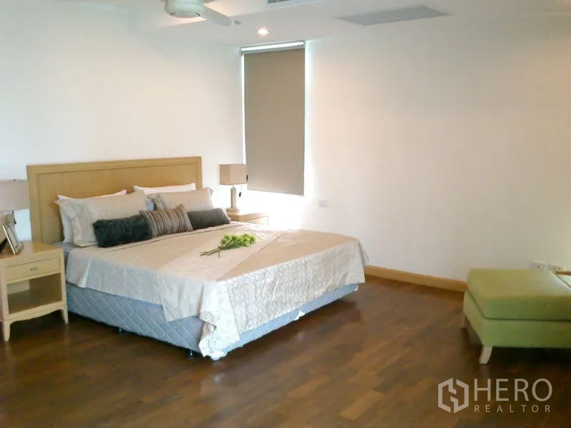 คอนโด ให้เช่าในKhlong Toei, Bangkok - ห้องนอนมาสเตอร์กว้าง เตียงคิงไซซ์และเชส์สีเขียว พื้นไม้